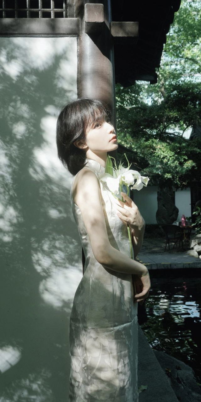 Elegant depiction of an Asian woman’s grace