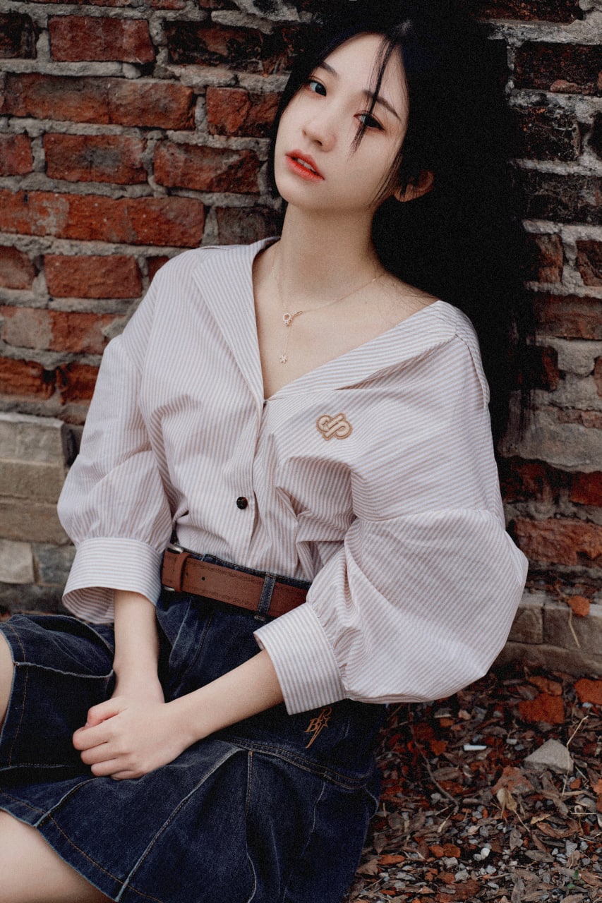 Elegant portrait of an Asian woman in nature