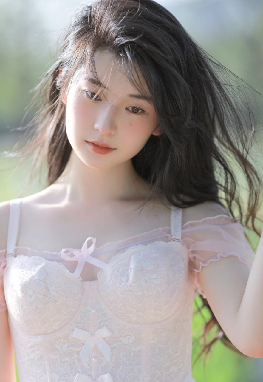 Radiant image of a natural Asian girl
