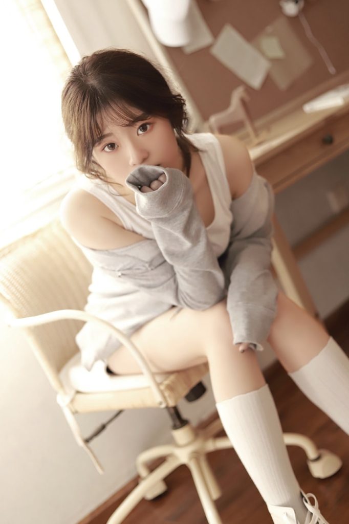 Vibrant and colorful photo of an Asian lady