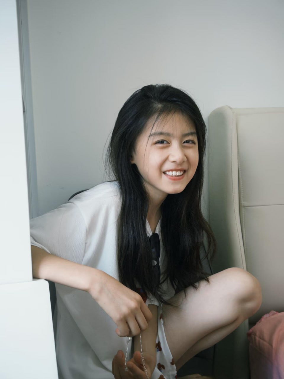 Serene and vibrant photo of a stunning lady